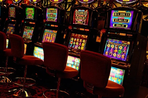 CQ9 slot game interface showing paylines and bet controls